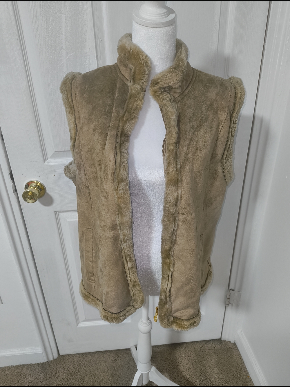 Jaclyn Smith Taupe Faux Shearling Zip Vest - Picture 4 of 8